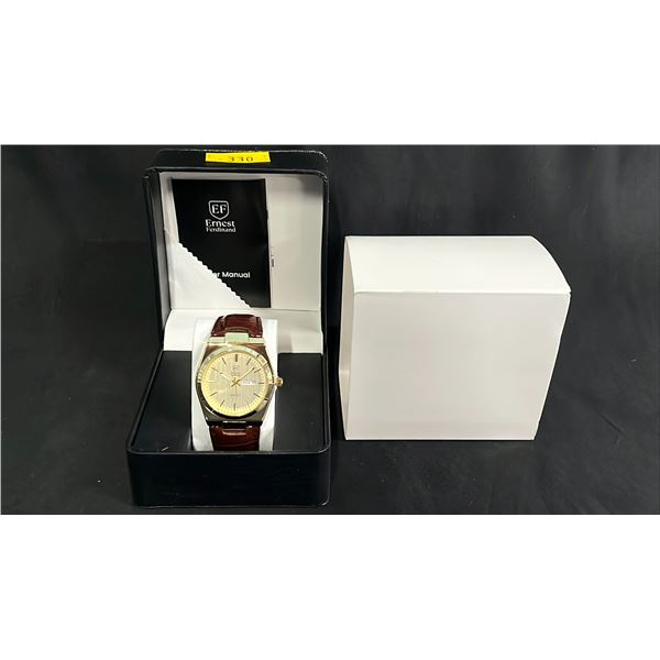 MEN'S ERNEST FERDINAND DAY/DATE WATCH WITH LEATHER STRAP IN BOX: 3ATM WATER RESISTANT