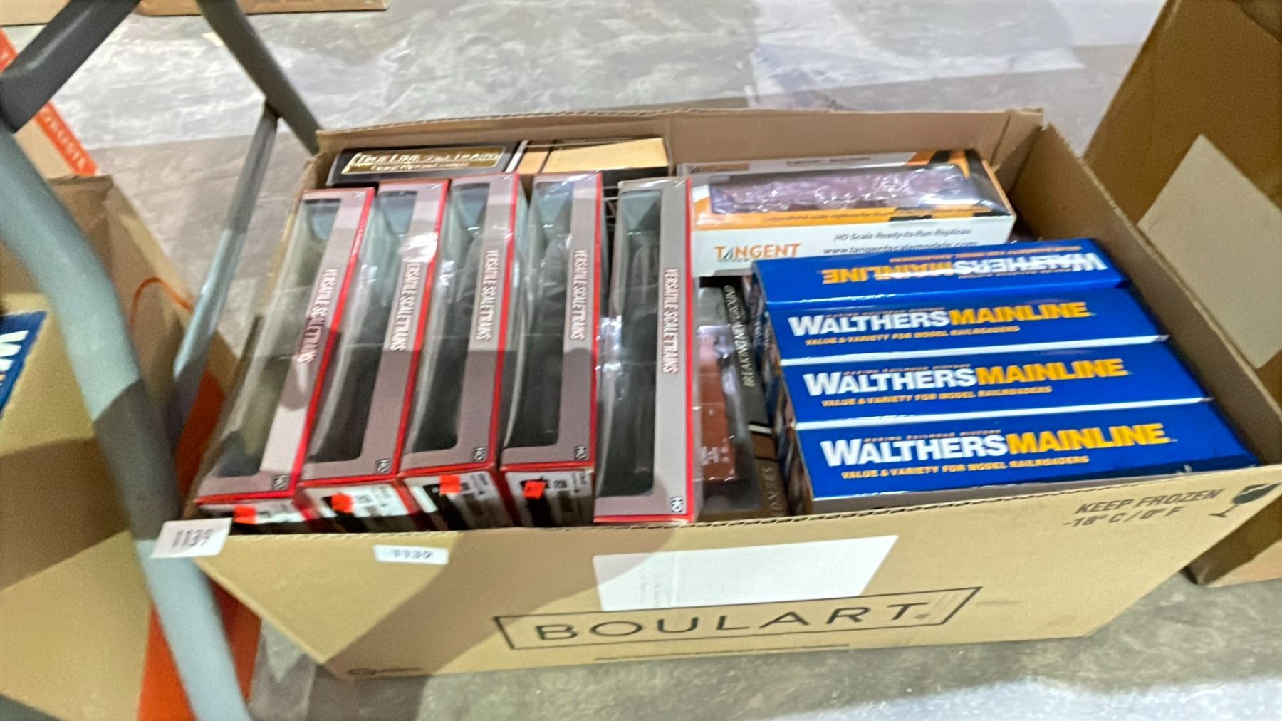 BOX OF ASSORTED HO SCALE MODEL TRAINS - Able Auctions