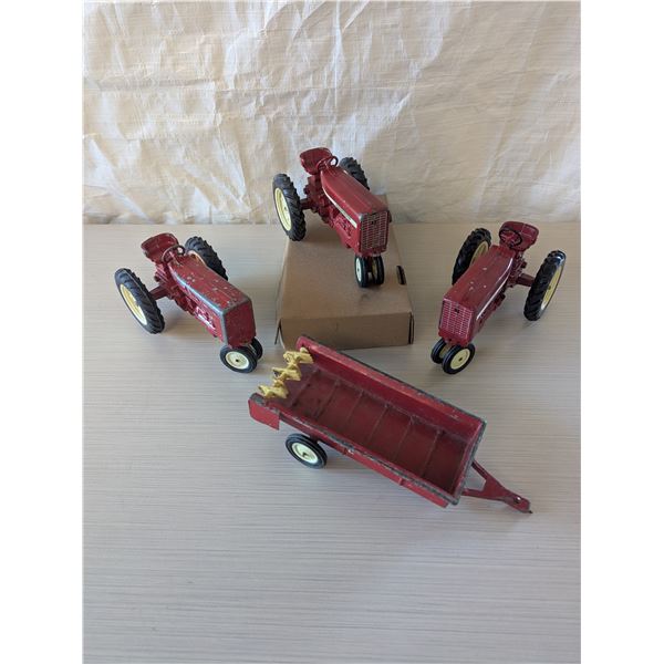 INTERNATIONAL HARVESTER TOY Tractors & spreader wagon
