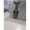 Image 4 : VINTAGE ALuminum DIamond Plate toolbox
