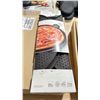 Image 2 : LEKUE 14" NONSTICK PIZZA ROUND AND EMILE HENRY PIZZA STONE