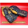 Image 1 : VTG Eaton's Truline Hockey Gloves
