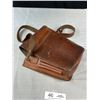 Image 4 : Vintage 10" Tall Leather Carry Bag