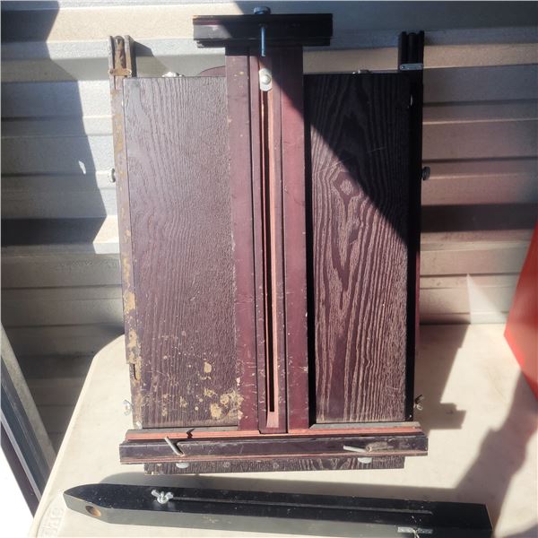 Estate Easel + Alminum Stand (didnt make the photo shoot)