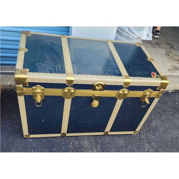 Vintage Birkdale from Eatons Travel Trunk - In Great Condition - Measures 39x22Dx24"H