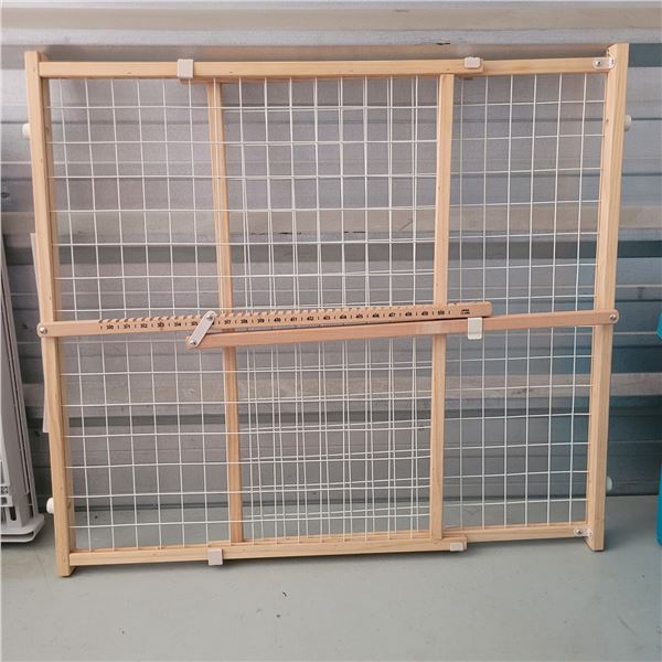 Wooden Child or Pet Gate - Expands 30 - 50 Inches