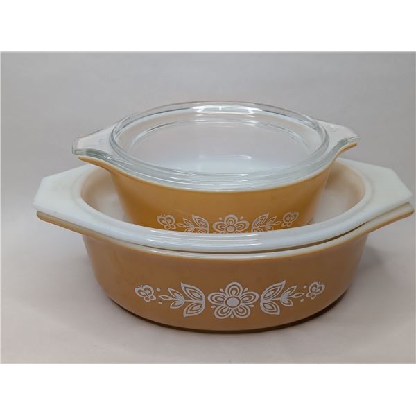 Harvest Gold Pyrex Casserolle Dishes x 2 with lids