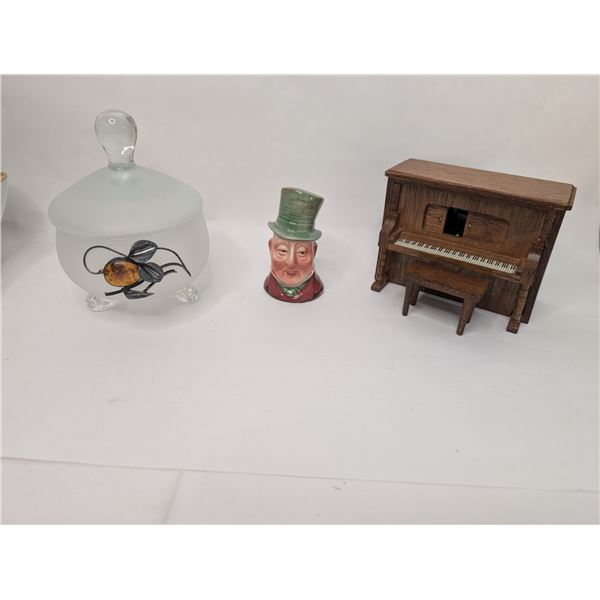 Beswick / Mini Music Piano Box / Govered Frosted Dish
