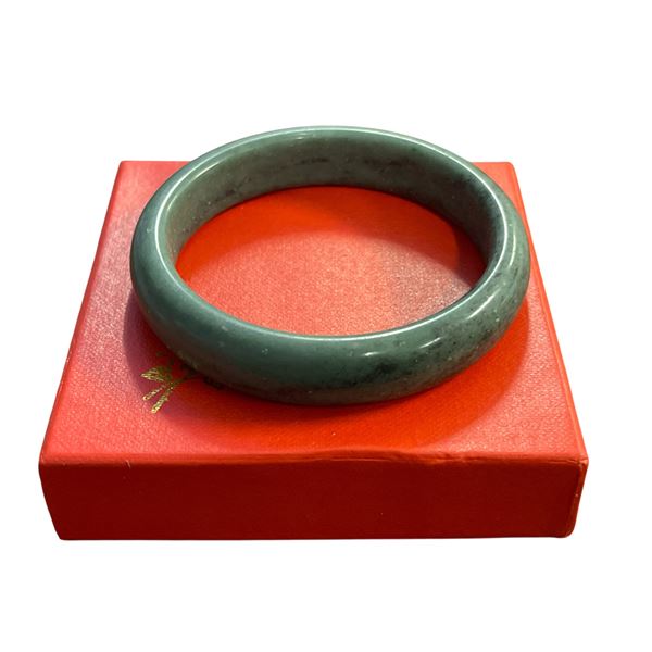 EMERALD GREEN JADE BANGLE WITH ELEGANT FLORAL DESIGN WITH CERTIFICATE AND GIFT BOX