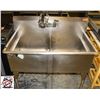 Image 1 : BANK SEIZURE: 20" X 20" X 11" DOUBLE WELL S/S SINK