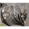 Image 1 : TOTE OF 13 VARIOUS ALUMINUM STOCK POT LIDS