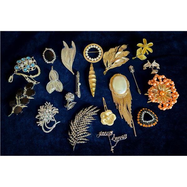 Mixed Lot of 20 Brooches – Vintage & Contemporary Styles