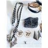 Image 2 : MIxed Lot of Vintage and Modern Costume Jewelry