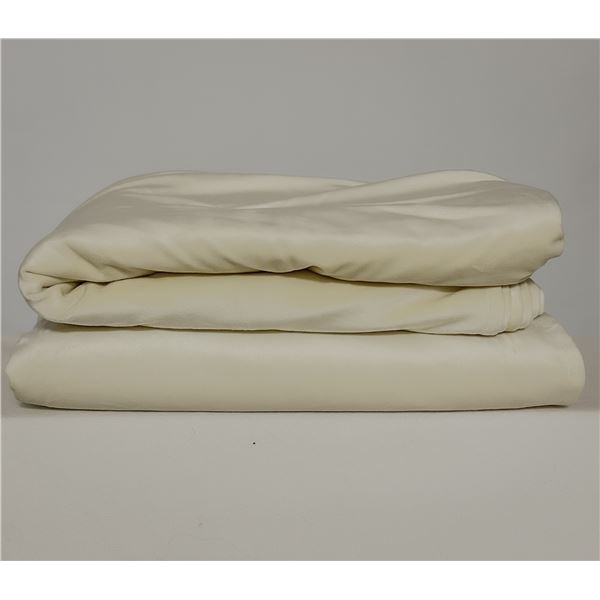 Pair of Heavy Velvet Curtains – Cream/Winter White