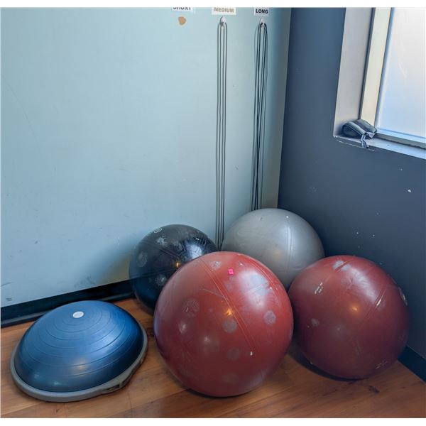 ONSITE: LOT OF 4 EXERCISE BALLS, BALANCE BALL &