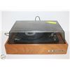 Image 2 : VINTAGE 4 SPEED RECORD PLAYER