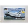 Image 1 : REVELL SPACE SHUTTLE W/HISTORICAL BOOK