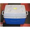 Image 1 : RUBBERMAID BLUE WHITE COOLER