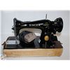 Image 2 : 1950'S SINGER SEWING MACHINE WITH CARRYING CASE