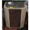 Image 1 : VINTAGE LAUNDRY HAMPER