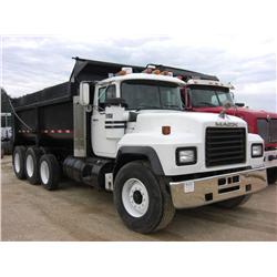 2000 MACK RD690S TRI-AXLE DUMP