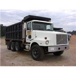 1994 WHITE/GMC TRI-AXLE DUMP