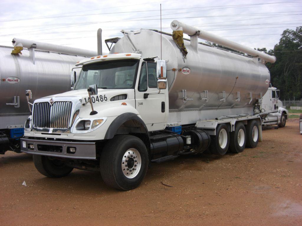 2006 INTERNATIONAL 7600 TRI-AXLE FEED TRUCK
