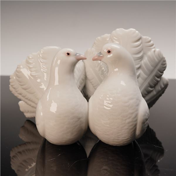 Lladro Porcelain Figurine, Couple of Doves 01001169