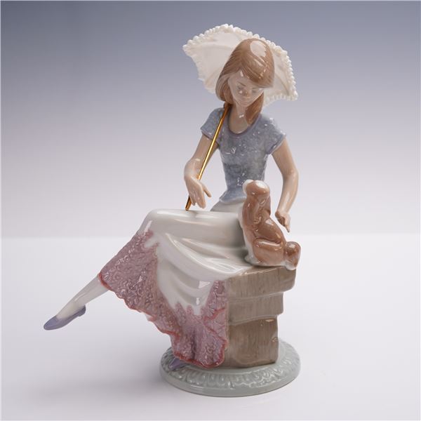 Lladro Porcelain Figurine Picture Perfect 01007612