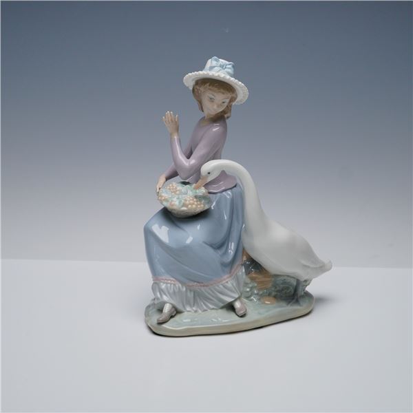 Lladro Porcelain Figurine, Goose Trying to Eat 1005034 with Base