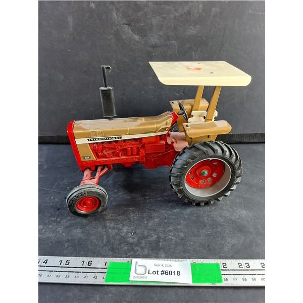 Die Cast International Farmall 826 Tractor Model