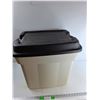 Image 1 : *Rubbermaid Tote - 24'' x 19'' x 21'' - As Is CANNOT SHIP
