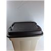 Image 2 : *Rubbermaid Tote - 24'' x 19'' x 21'' - As Is CANNOT SHIP