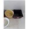 Image 7 : (3) Ceramic Flower Pots & (2) Plastic Flower Pots