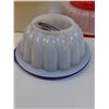 Image 2 : Tupperware Lot: (2) Jelly Bundt Sets, (2) Rectangle Storage Containers w/Lids