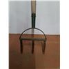 Image 4 : ** Scotts Turf Builder Fertilizer Spreader & 3-Punch Lawn Aerator - Pickup Only