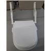 Image 4 : Raised Toilet Seat with Handles, Cannot Ship