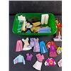 Image 2 : Magnetic Dress Up Dolls, Plastic Container
