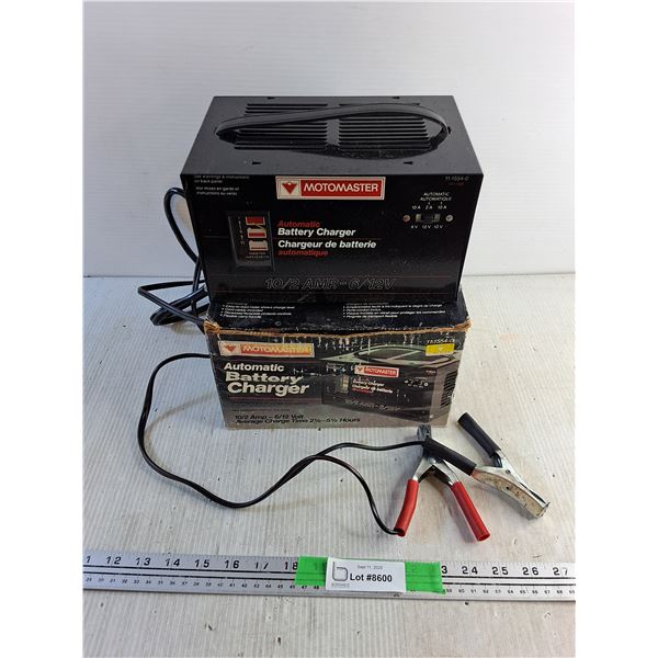 Motomaster Automatic Battery Charger - Powers On, As Is