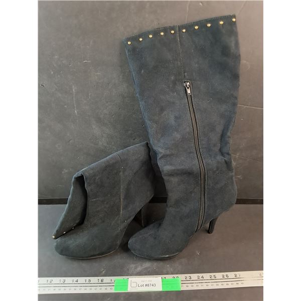 Woman's Knee High Heeled Boots - Size 10