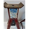 Image 3 : (2) Red Jack Stand - 4000lb Capacity - 13" x 8"x 7"  -  PICK-UP