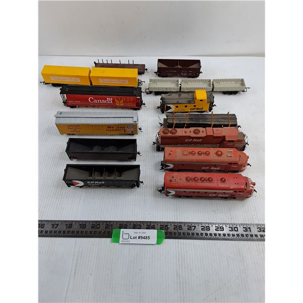 (13) HO Model CP/CN Train Cars (3-Engines, 10-Cars)