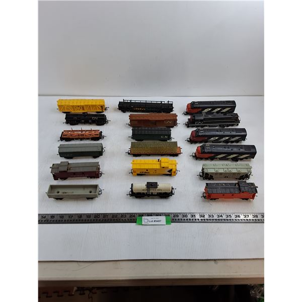 (18) HO Model CN/CP Train Cars (4-Engines, 11-Assorted)