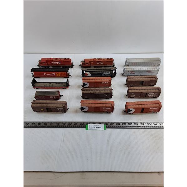 (15) HO Model CN/CP Train Cars (2-Engines, 13-Cars)