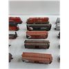 Image 3 : (15) HO Model CN/CP Train Cars (2-Engines, 13-Cars)