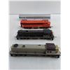 Image 3 : (3) Model Train Engines & 1 Car, 47-Piece HO Pier Set