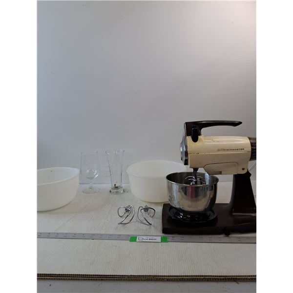 Vintage Sunbeam Mix Master, (2) Glass Bowls & Glass Cup & Vase- Powers On As Is - PICK UP
