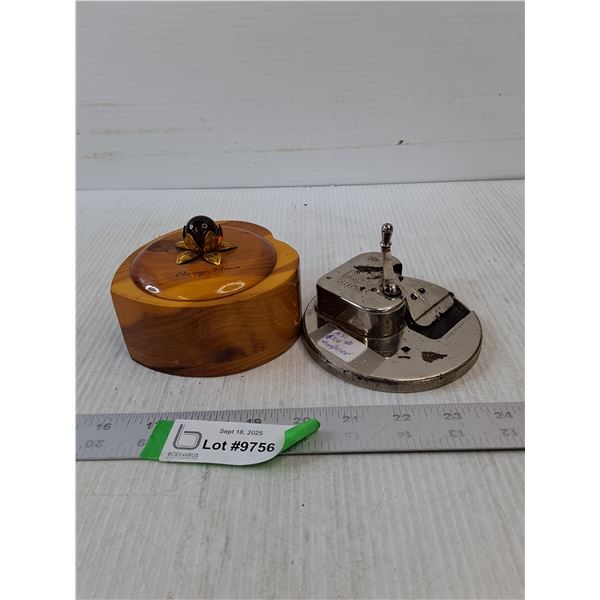 Chrome Plated Razor Leather Sharpener Mechanical Auto Flipper  & Chicago Illinois Box w/Pins