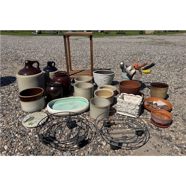 POTS, JUGS, AND MISCELLANEOUS GARDEN DÉCOR
