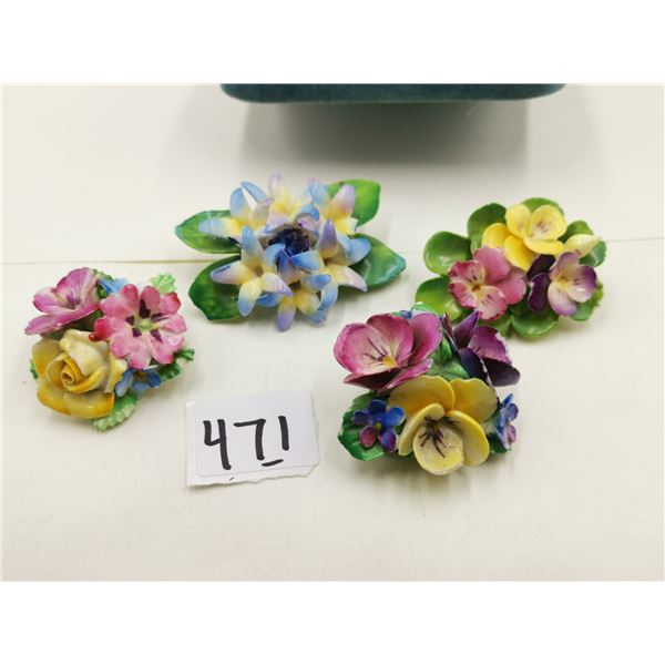 Four vintage porcelain broaches, two cara